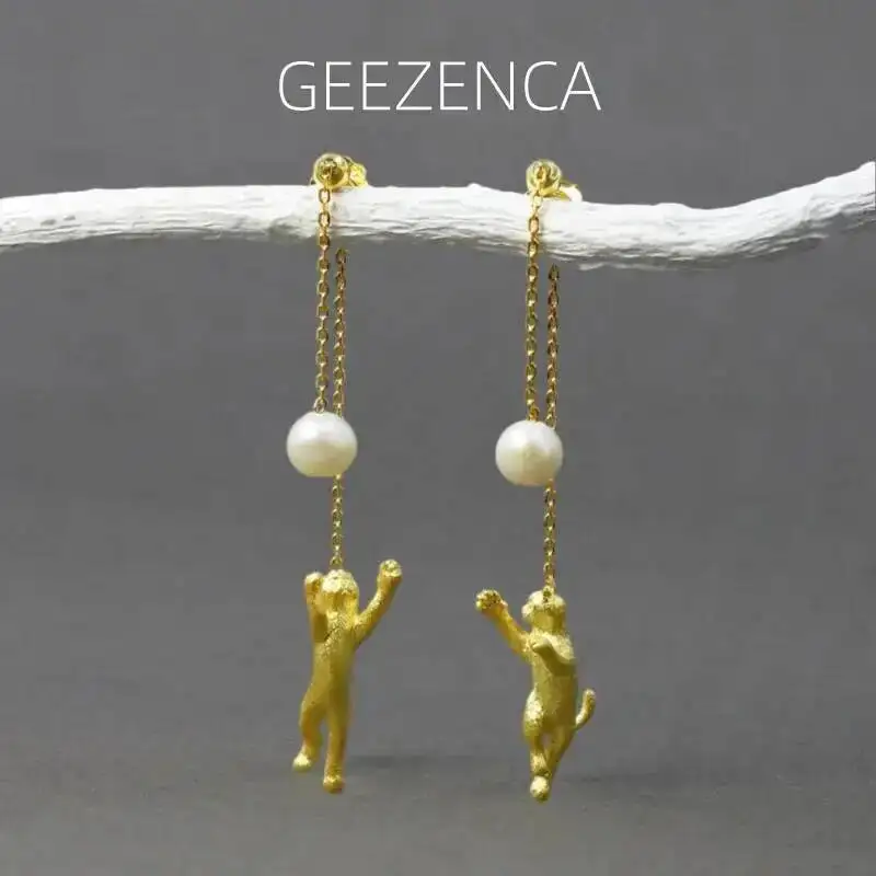 

GEEZENCA 925 пробы серебряные позолоченные серьги-подвески в виде кошки с жемчугом для женщин милый котенок играющий мяч длинные серьги-кисточки