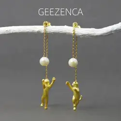 Geezlenca 925 Sterling Silver placcato oro gatto con orecchini pendenti di perle per le donne simpatico gattino che gioca a palla lunga nappa orecchino