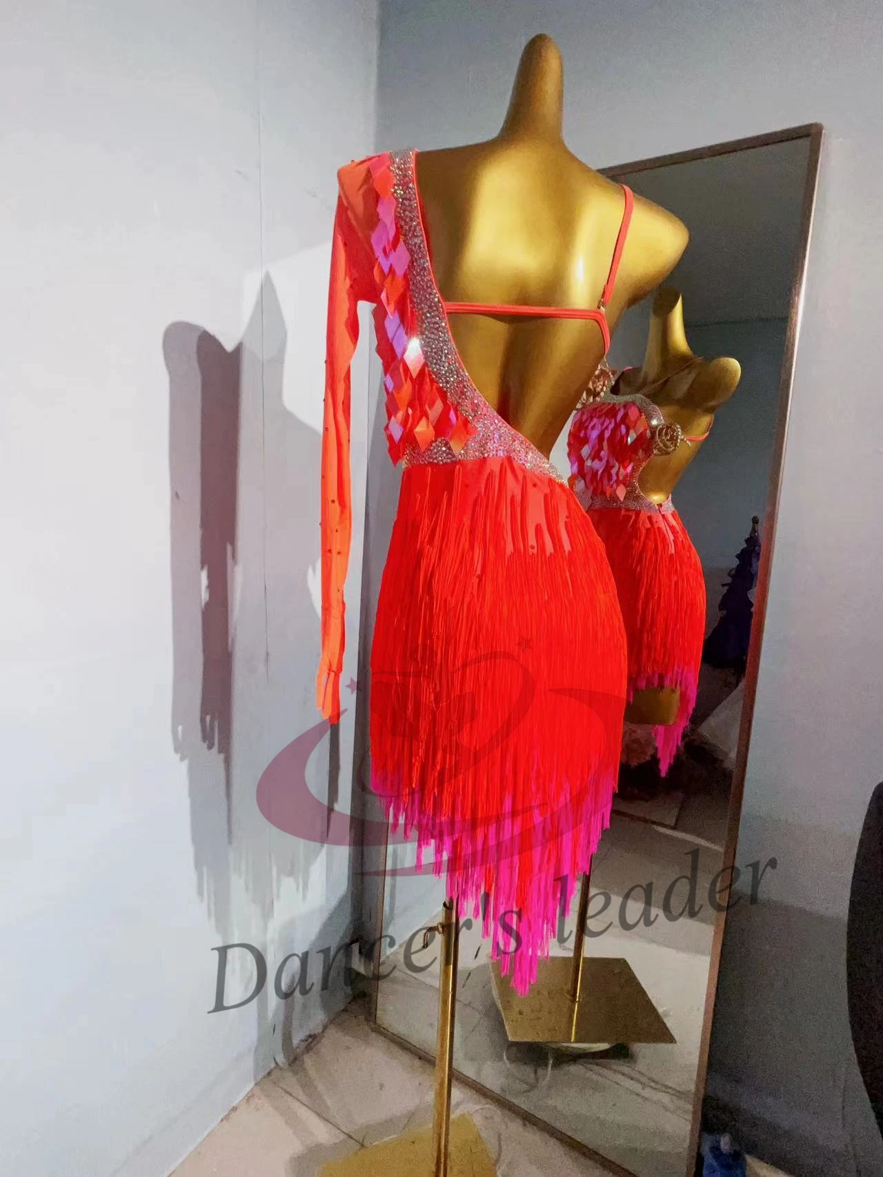 High-End-Bühnenkleid für lateinamerikanischen Tanz, hochwertiges, maßgeschneidertes, glänzendes, geripptes Patchwork-Fransentanzkleid, Standardkleid im Samba-Stil