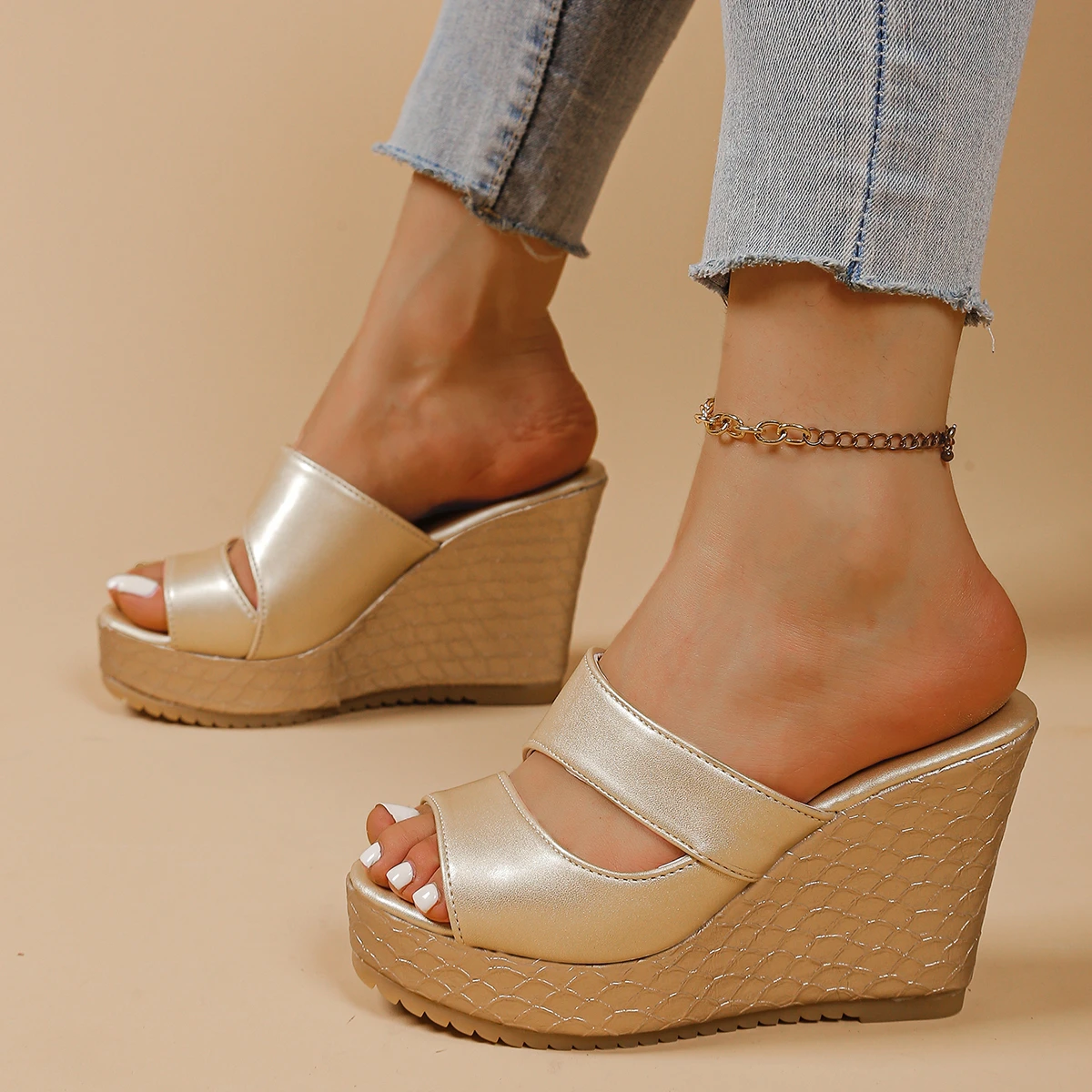 *Summer New Round Headed Comfortable and Sexy Casual Slippers for Women Fashionable and Comfortable Walking Slope Heel Slippers