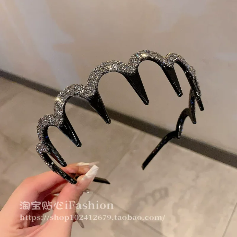 

Изысканная повязка на голову с полным алмазным покрытием, простыми зубцами и противоскользящим покрытием для надежной фиксации на макушке.