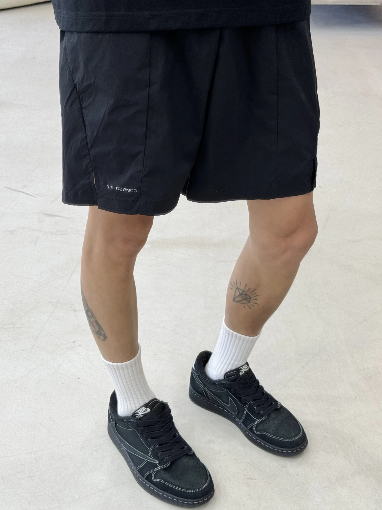 شورت صيفي خفيف الوزن بلون سادة للرجال كاجوال فضفاض للشاطئ بخمس نقاط على الطراز الأمريكي شورت رياضي مستقيم الساق بخصر مطاطي