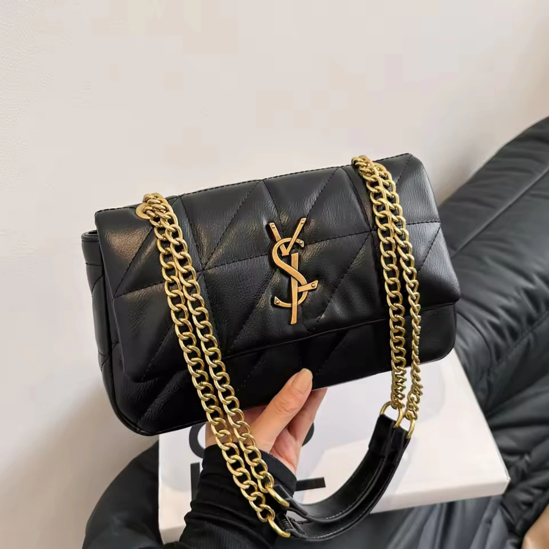 

2025new Xiaoxiangfeng Diamond Grid Chain Bag, Stylish and Versatile, Small Square Cross Diagonal Single Shoulder Bag on Armrests