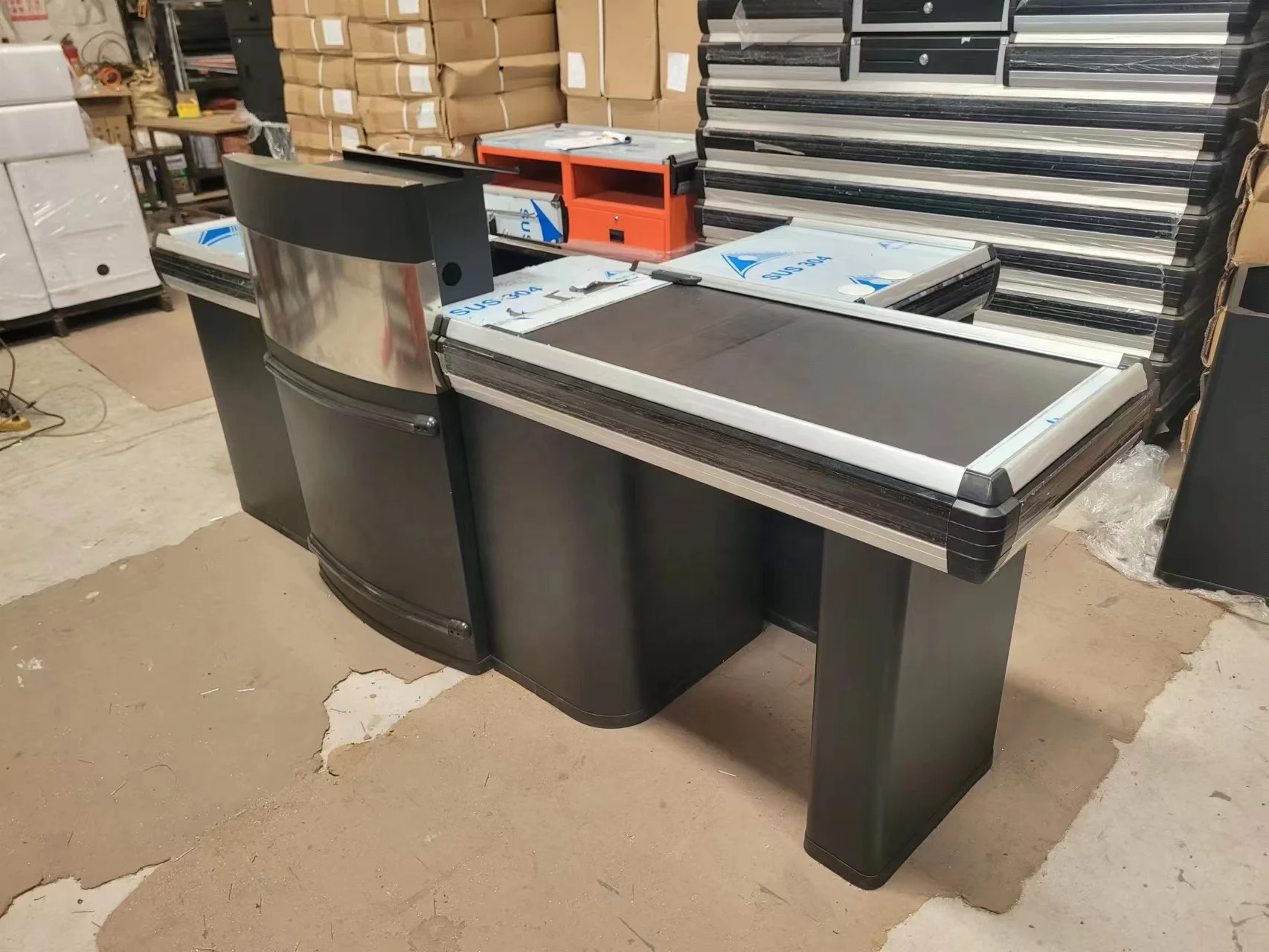 U-förmiger Kasse für den Supermarkt mit Förderband