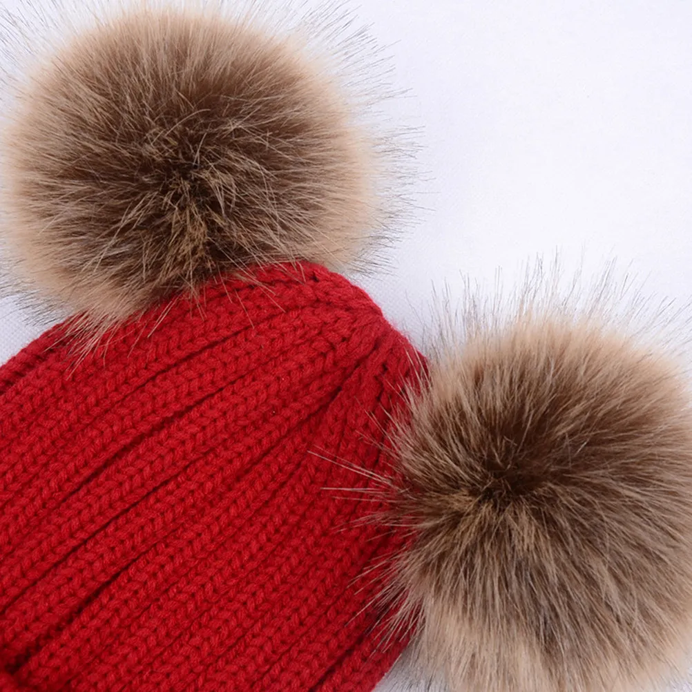 Gorro de Punto para Mujer con Dos Pompones, Gorro de Invierno Cálido y Grueso, Diseño Elegante en Color Vino Tinto, para Clima Frío