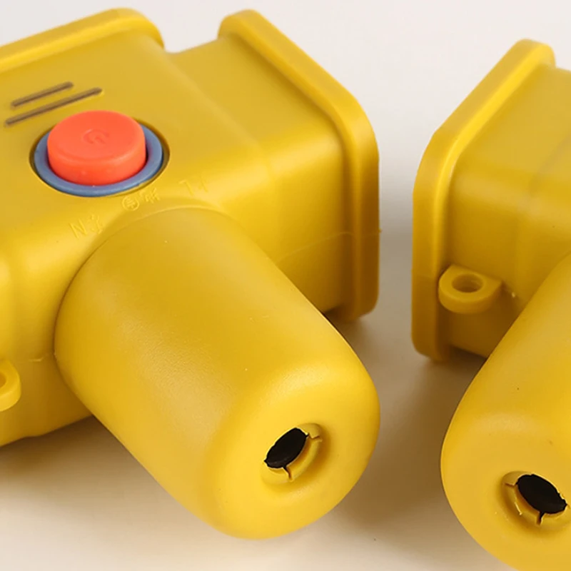 

Удлинитель-кабель с заземляющей вилкой и выключателем, многорозеточный, с желтым резиновым покрытием, для подключения к сети.