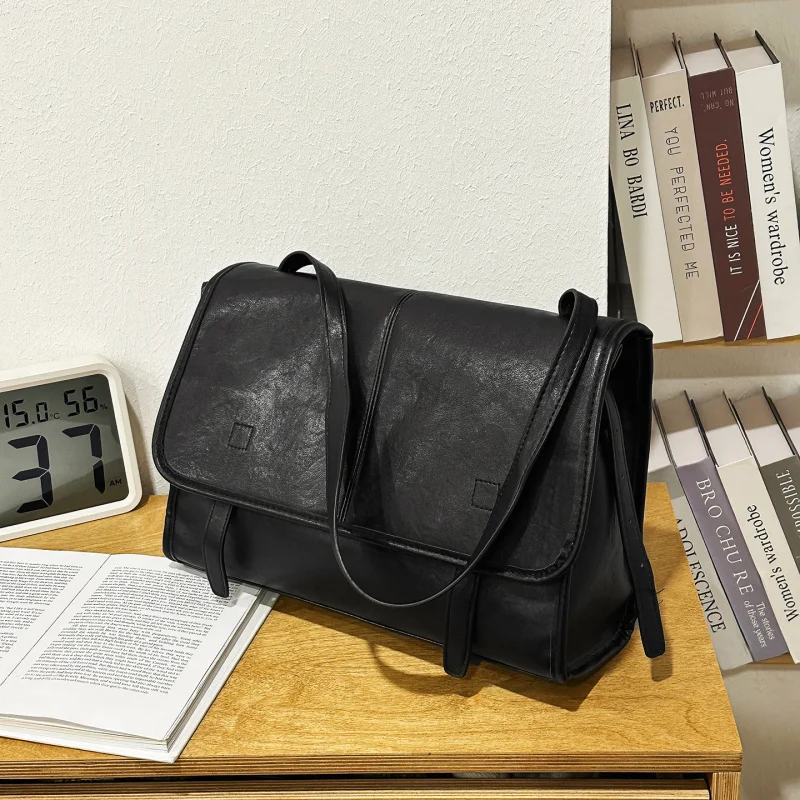 

Japanese and Korean stylePULeather messenger bag, waterproof shoulder bag, men's vintage large-capacity casual travel simple cro