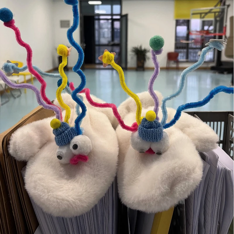 Luvas de pelúcia fofas de desenho animado 3d penduradas no pescoço para outono e inverno com pelúcia grossa e luvas de isolamento quente, presente pensativo