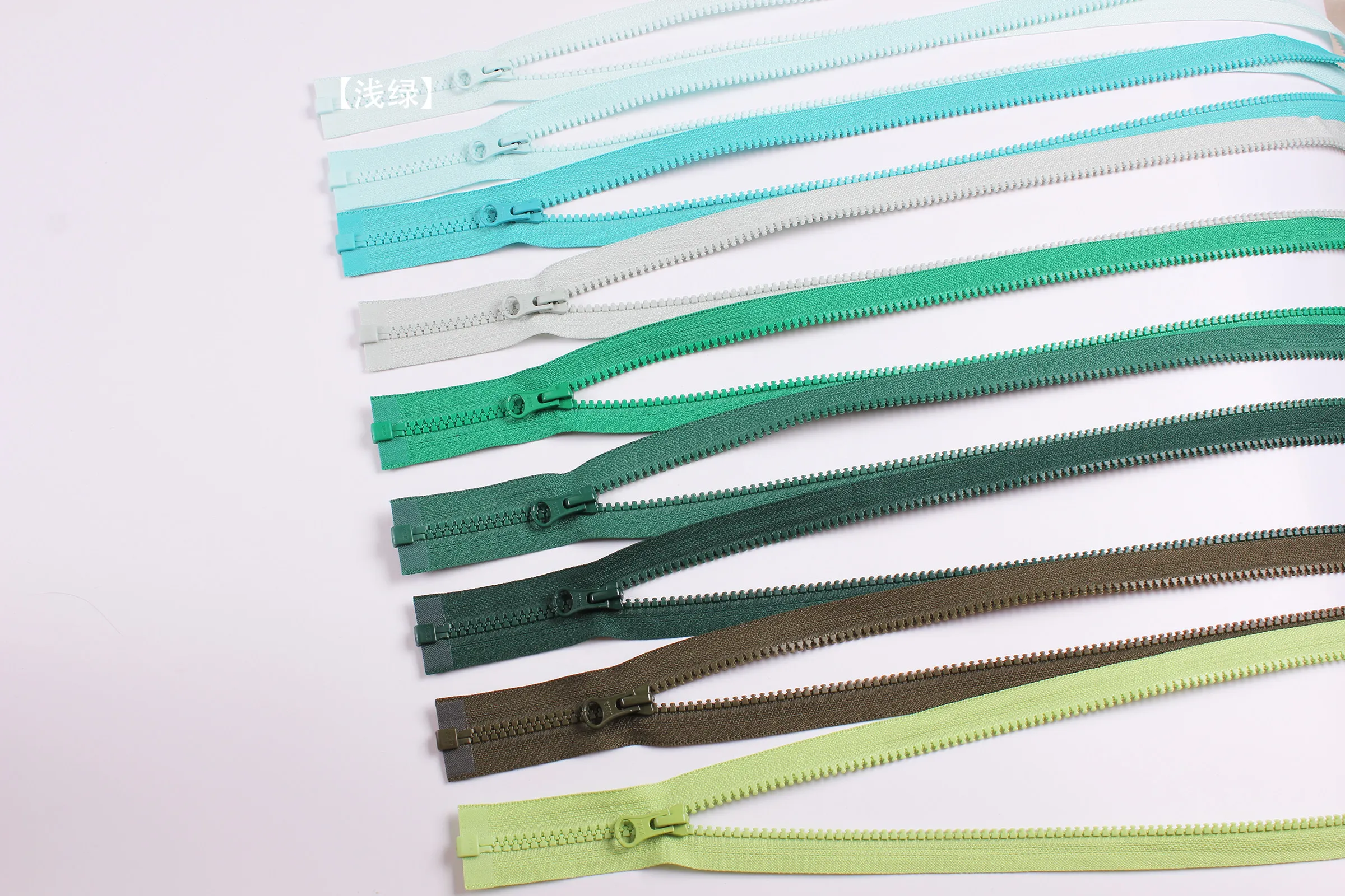 YKK-Reißverschluss Nr. 5 Harz-Gummi-Zahnöffnung, Reißverschluss am Schaf, dicke Schuljacke, Daunenbaumwolle, Echt – Detail 23