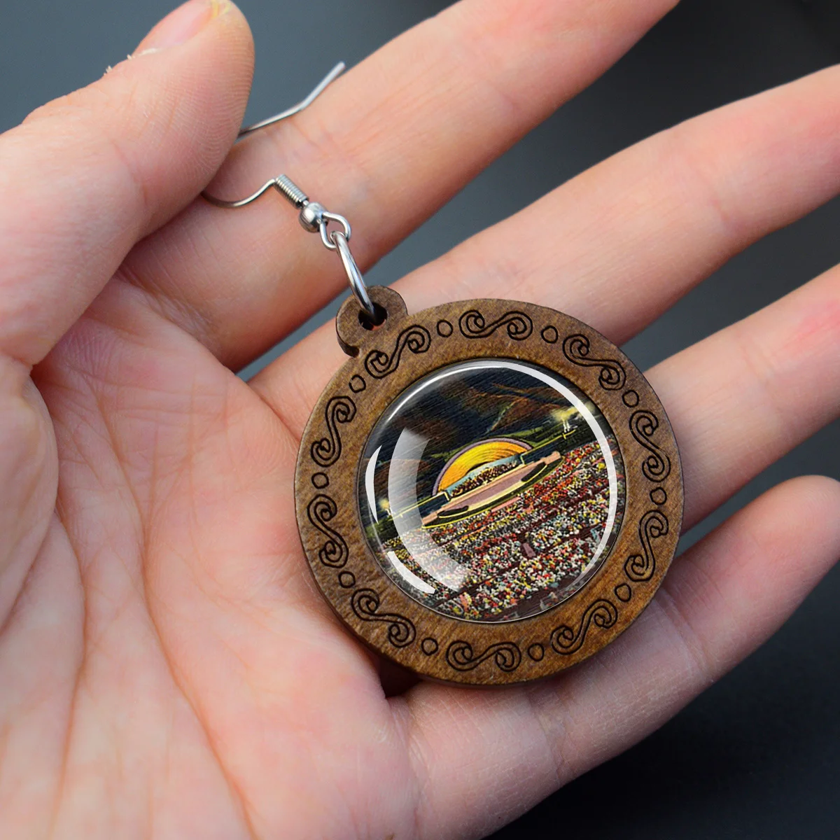 1pair Architecture American Landscape Theme Statue of Liberty Pattern Wooden Engraved Drop Earrings Glass Pendants Vintage