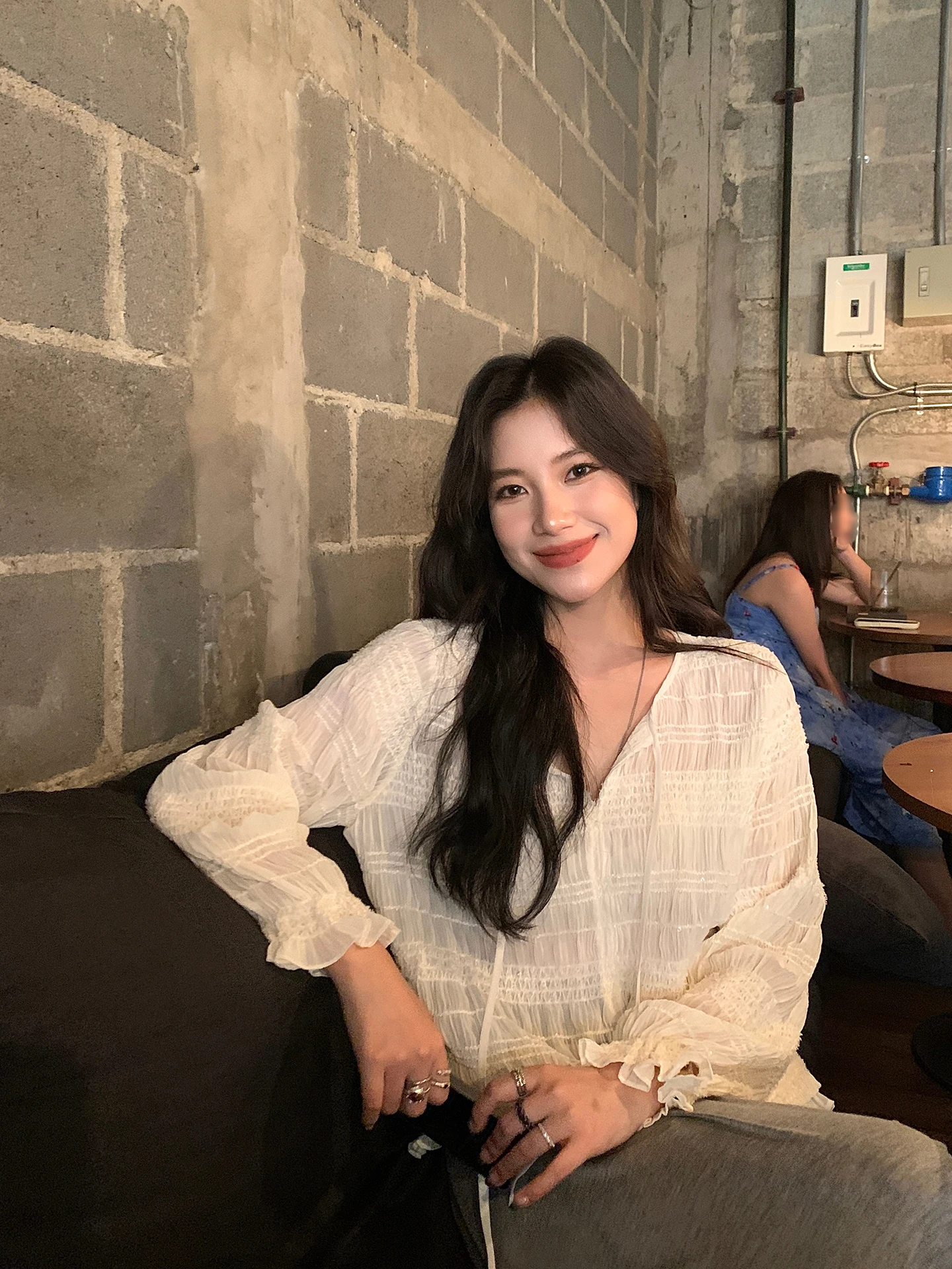 

DaqianwithU Heavy Embroidery Textured Women's Shirt Loose Casual Style Bell Sleeve Long Polyester Fiber V-neck Drapey Top