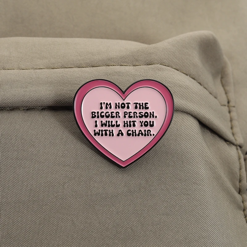 أنا لست الشخص الأكبر المينا دبوس مضحك الفكاهة إقتباس سأضربك مع كرسي الوردي القلب بروش شارة التلبيب مجوهرات هدية