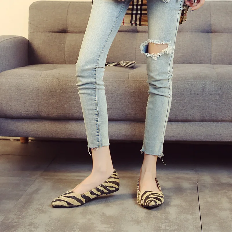 Lady Pointed Toe Fashion szeroki pasuje 48 7 bez obcasów Zebra-stripe mieszkania kobiety imitacja włosów buty nowość Plus rozmiar Slip-ons brązowy