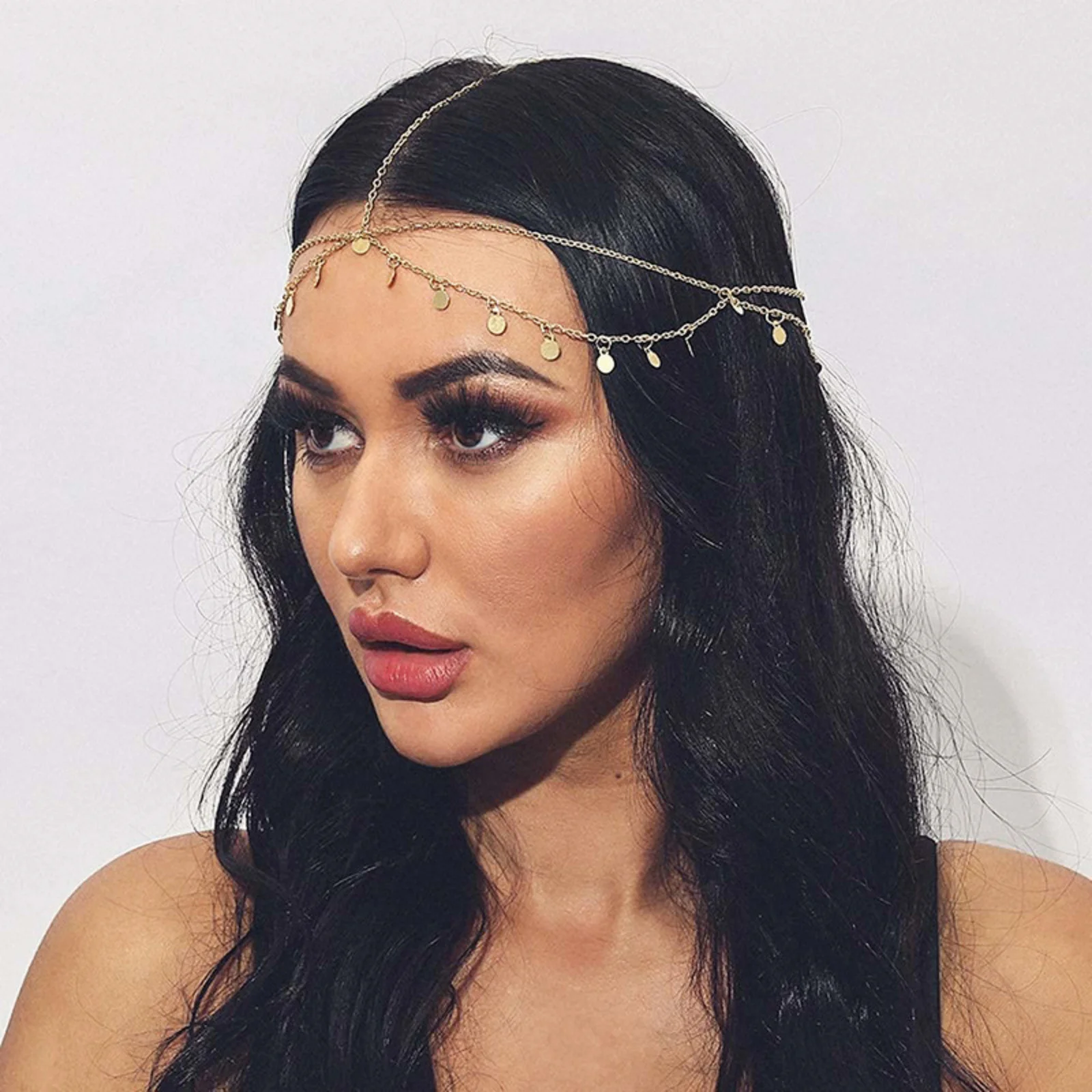 

1 шт., головной убор с золотой цепочкой и подвесками в виде диска, аксессуар для волос в стиле бохо, элегантная цепочка на голову для фестивалей и вечеринок