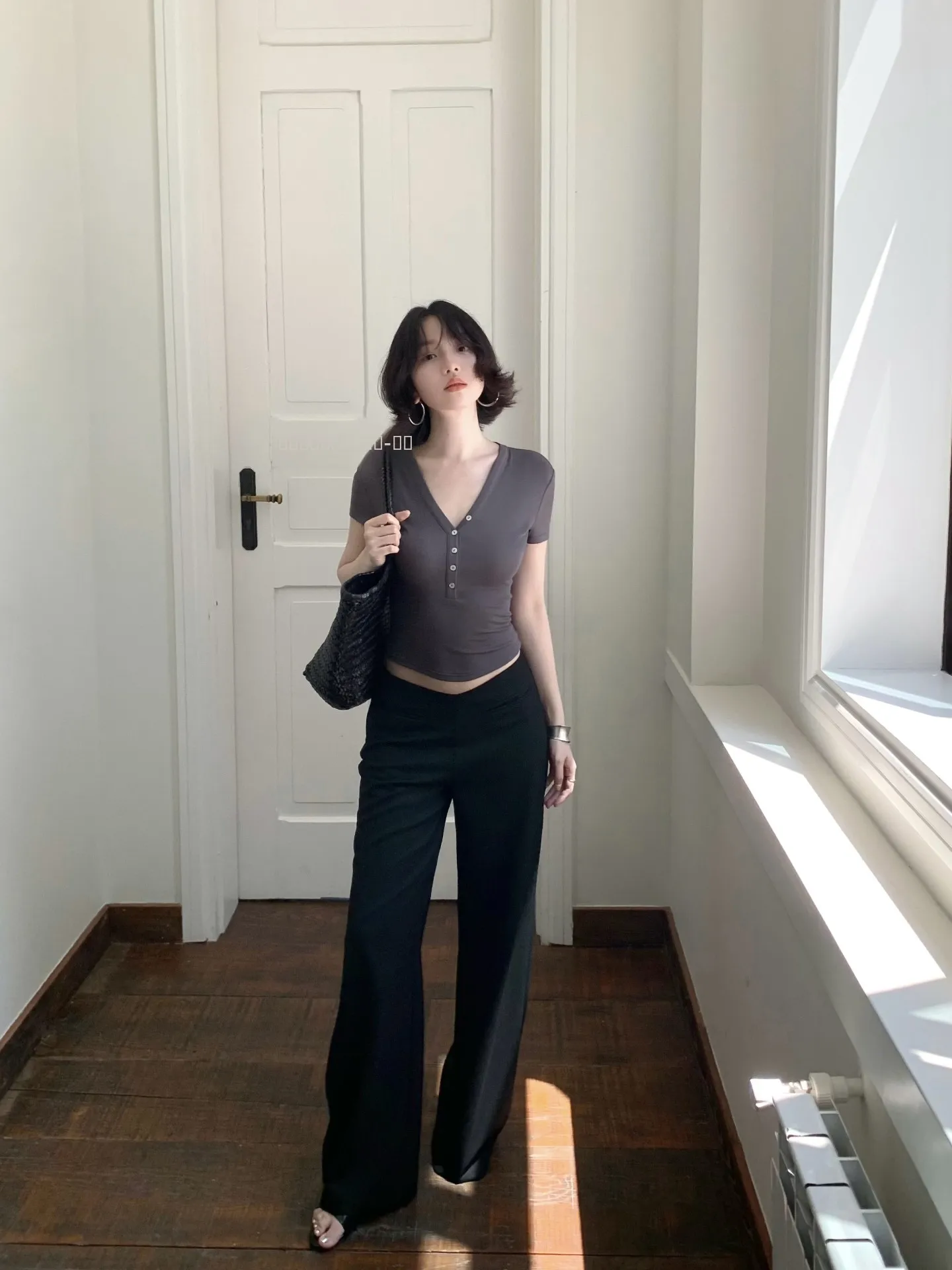 

Женская футболка Slim Fit с V-образным вырезом и коротким рукавом на пуговицах, повседневная, из летней коллекции, с низкой талией, трикотажная, для отдыха