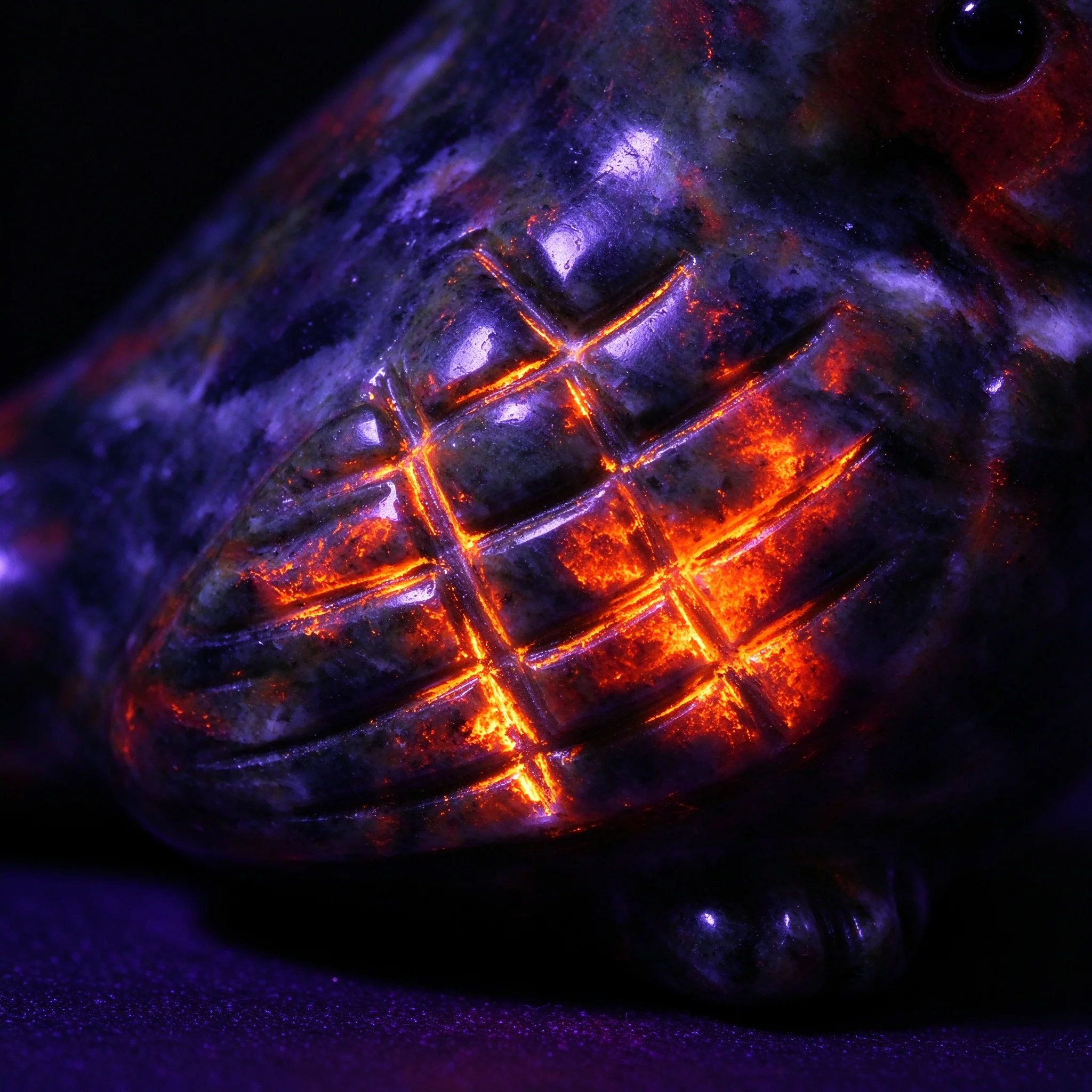 Natural Yooperlite Bird Carving UV Reactive Fluorescent Sodalite Crystal Animal Figurine Reiki Healing Altar Decor Gift