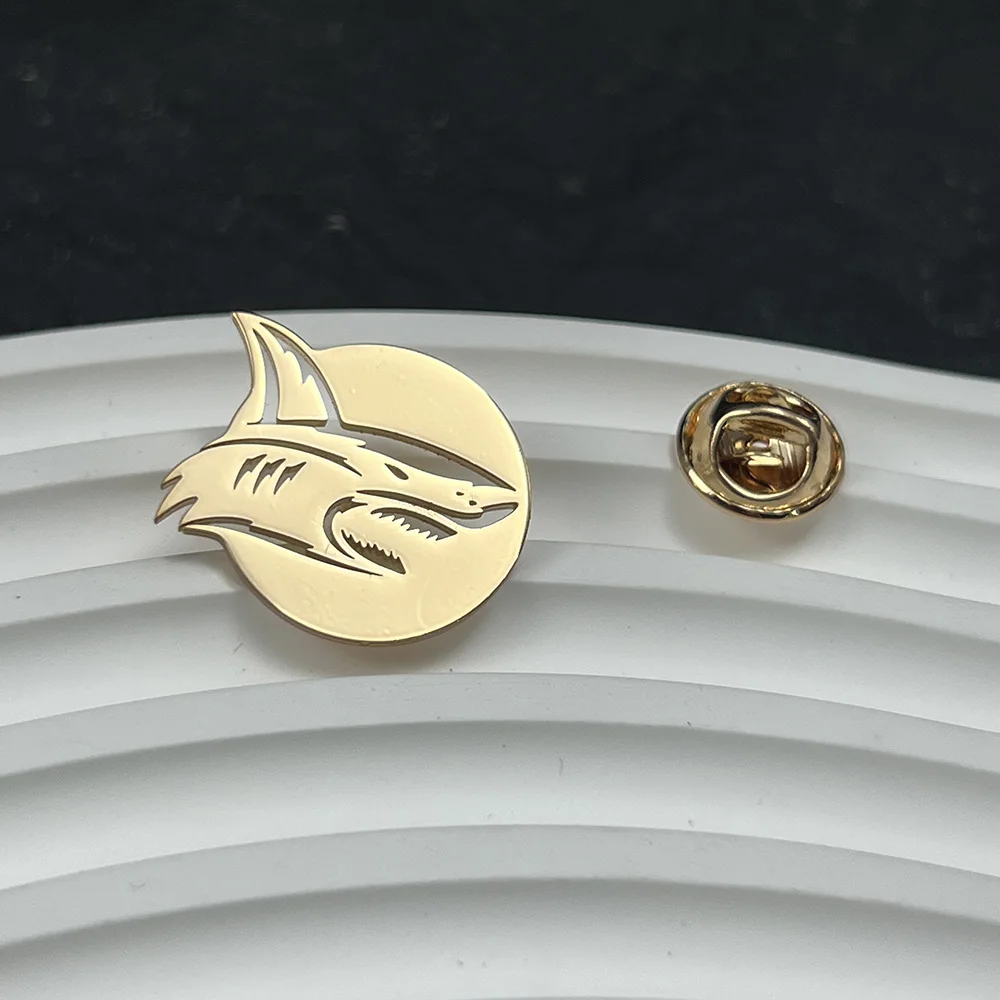 

Men's lapel brooch, shark pattern brooch, fashionable clothing jewelry, stainless steel diving adventure enthusiast gift