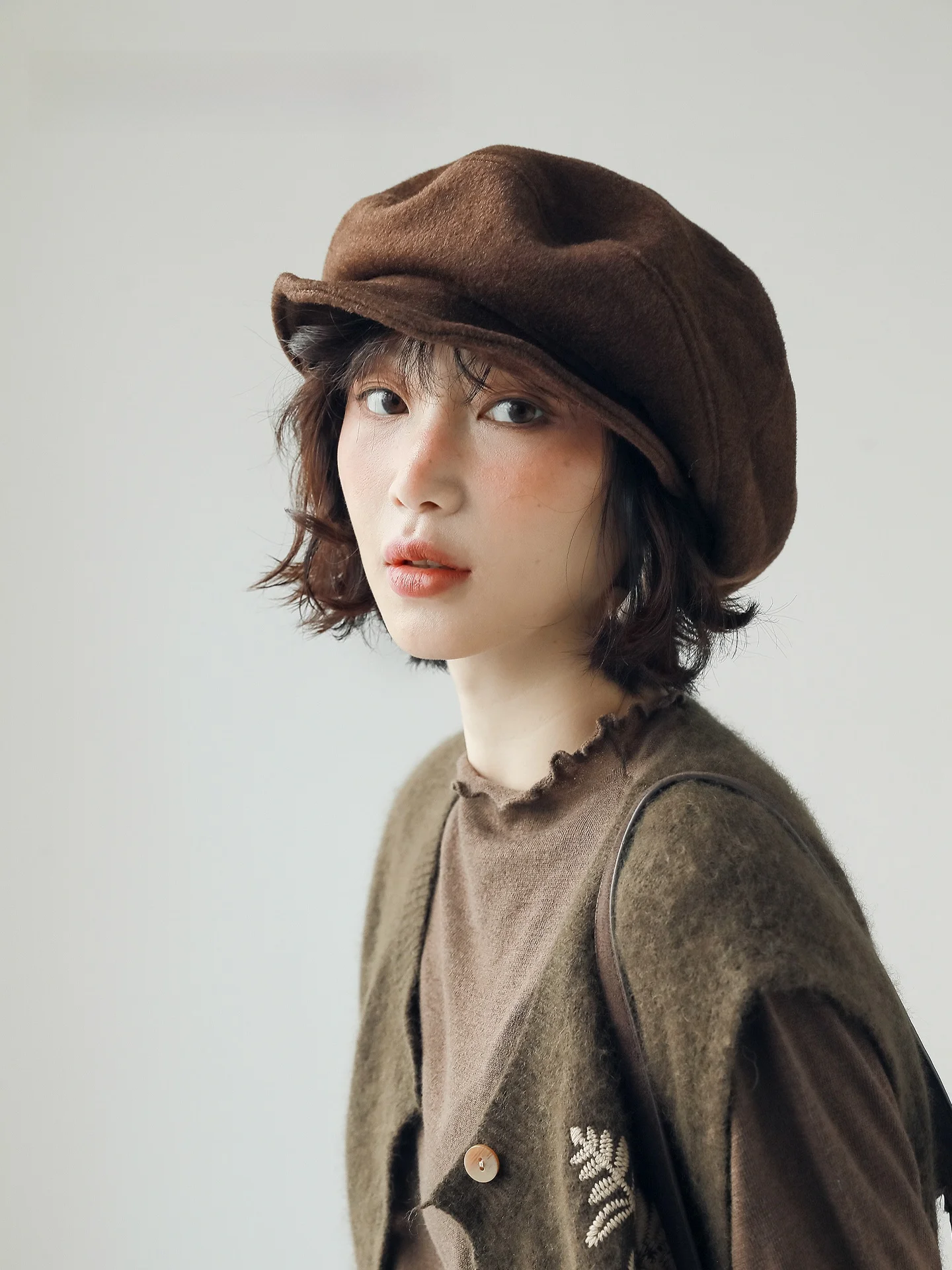 mismemo-ヴィンテージベレー帽女性の短いつばキャップ顔痩せクラウドペインターキャップ秋冬多用途カジュアルファッションアクセサリー