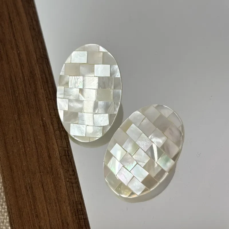 mosaic-splicing-white-fritillary-oval-stud-earrings-french-light-luxury-colorful-halo-mother-shell-geometric-stud-earrings