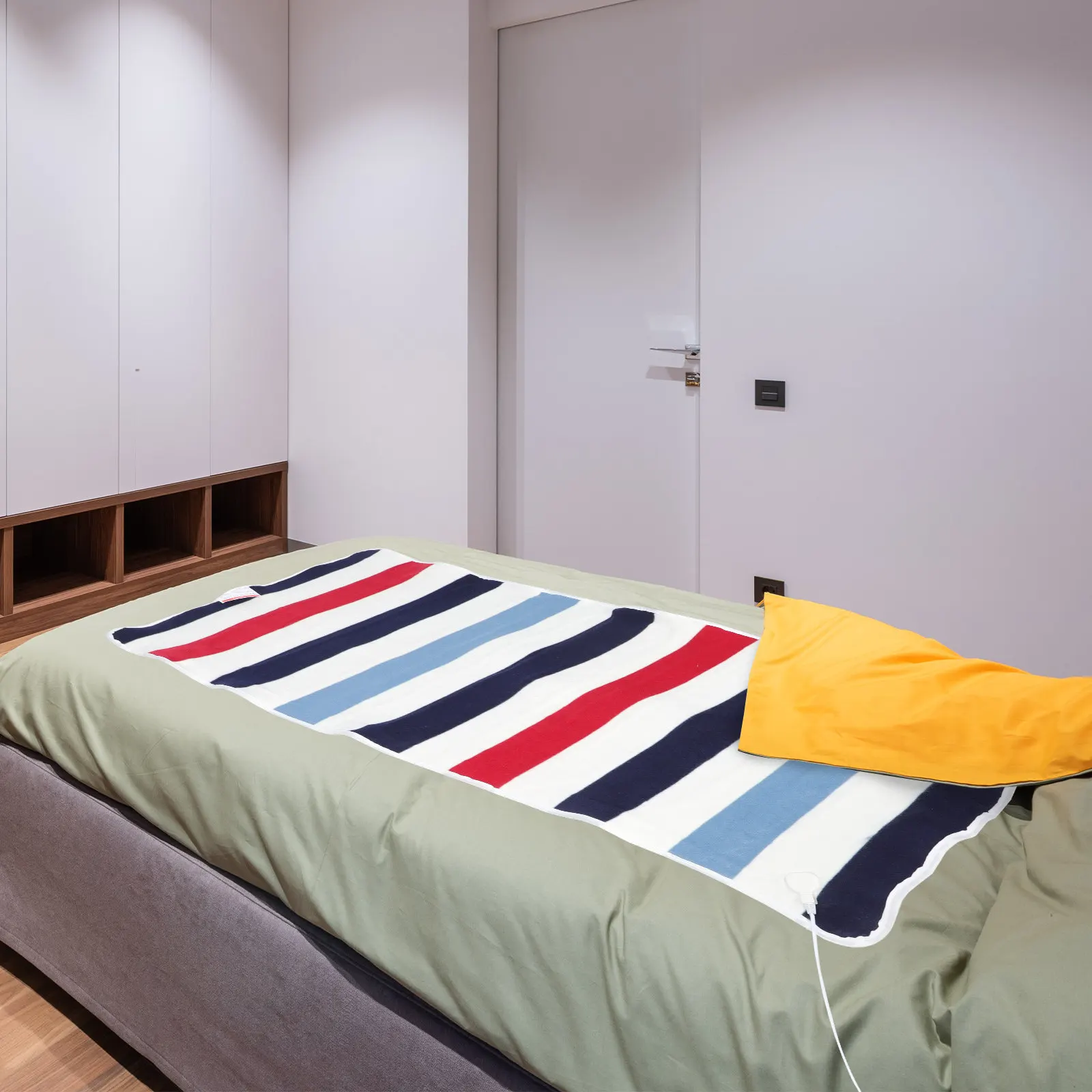 

Large Heated Electric Blanket with Dual Spiral Heating Wire Overheat Overvoltage Overload Short Circuit Protection Soft Fleece