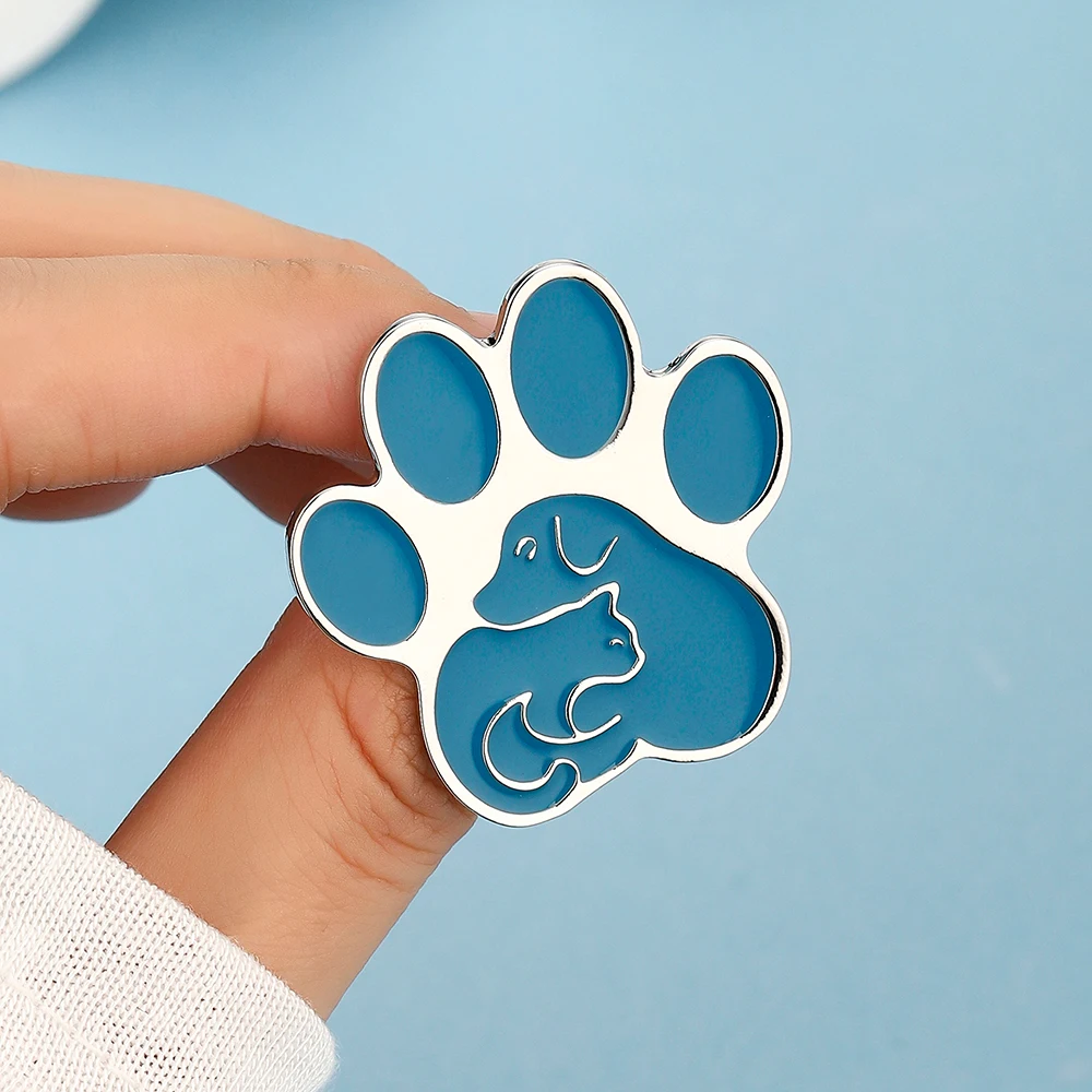 Medical Pet Veterinarian Brooch Pin Medical Claw Shaped Enamel Badge Cat And Dog Hugging Brooch Veterinarian Nurse Gift