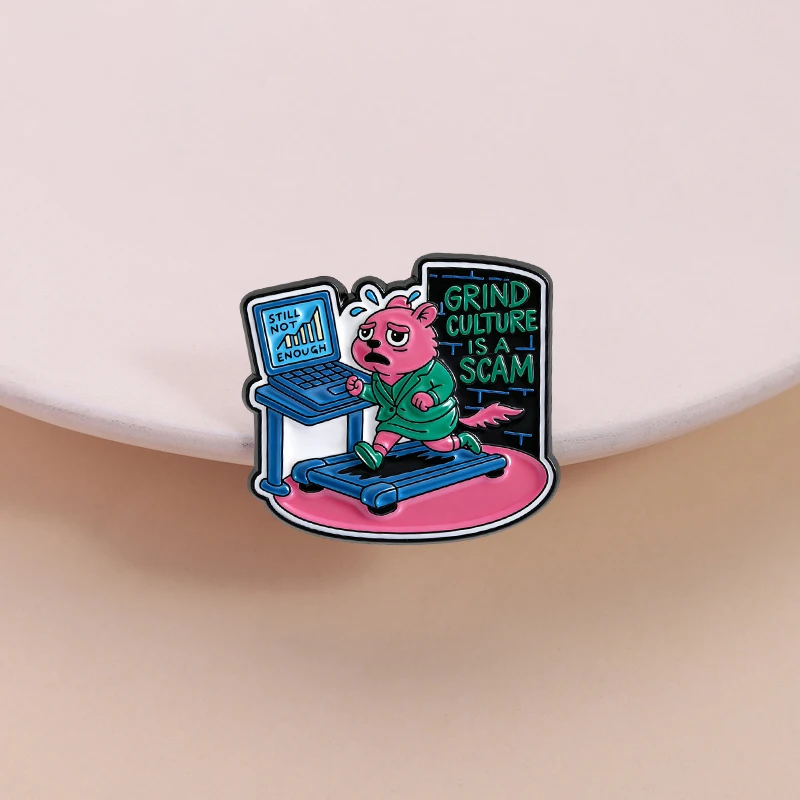 Grind Culture is a Scam Emaille Pin Cartoon Pink Cat on The Loopband Lustige Tierbrosche Anstecknadel Schmuck Geschenk für Freunde ﻿