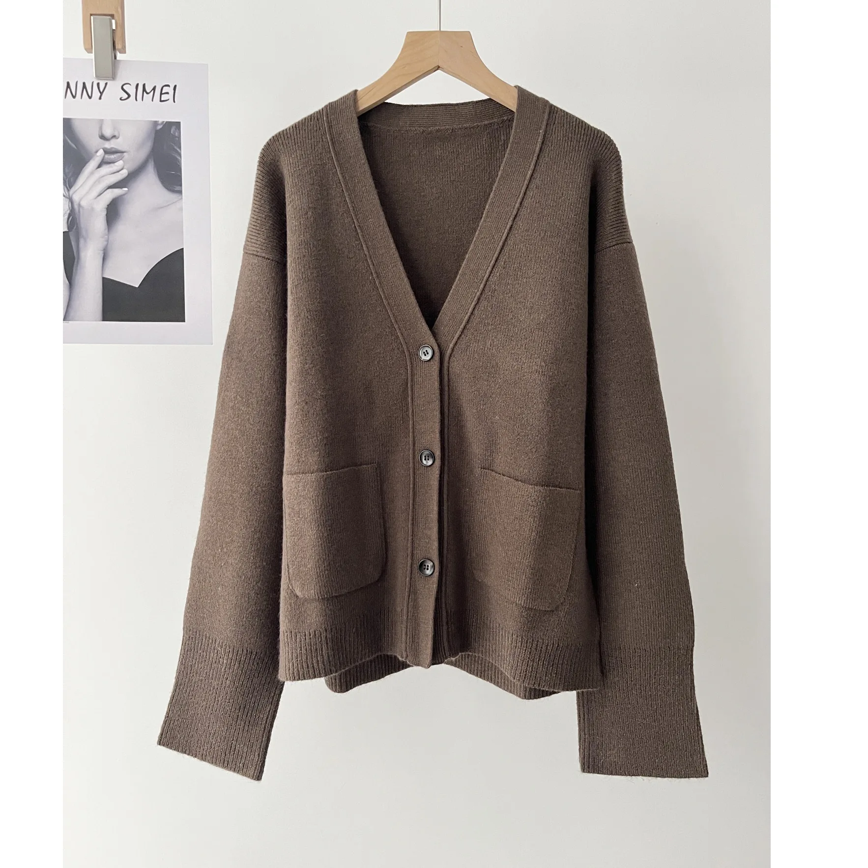 

Женская одежда, повседневный ленивый стиль, простой однотонный мягкий восковой вязаный кардиган с v-образным вырезом, свитер на осень и зиму 16a-1808