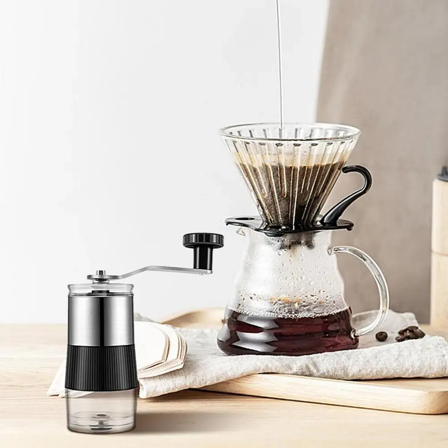 Nieuw Ideaal voor thuis, op kantoor en op reis, deze Perfect Travel Essential Manual Coffee Grinder beschikt over een unieke verstelbare conische