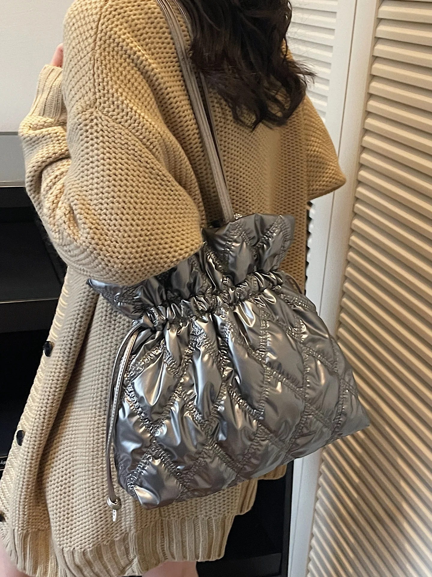 

Женская модная сумка-ведро через плечо из хлопка с объемным дизайном, большой вместимости, с ромбовидным узором, ультрамодная, 2026 N...