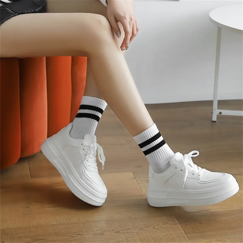 Scarpe bianche donna 2024 autunno scarpe da corsa all\'aperto per le donne inverno fondo spesso altezza aumento bordo scarpe Casual Sneakers