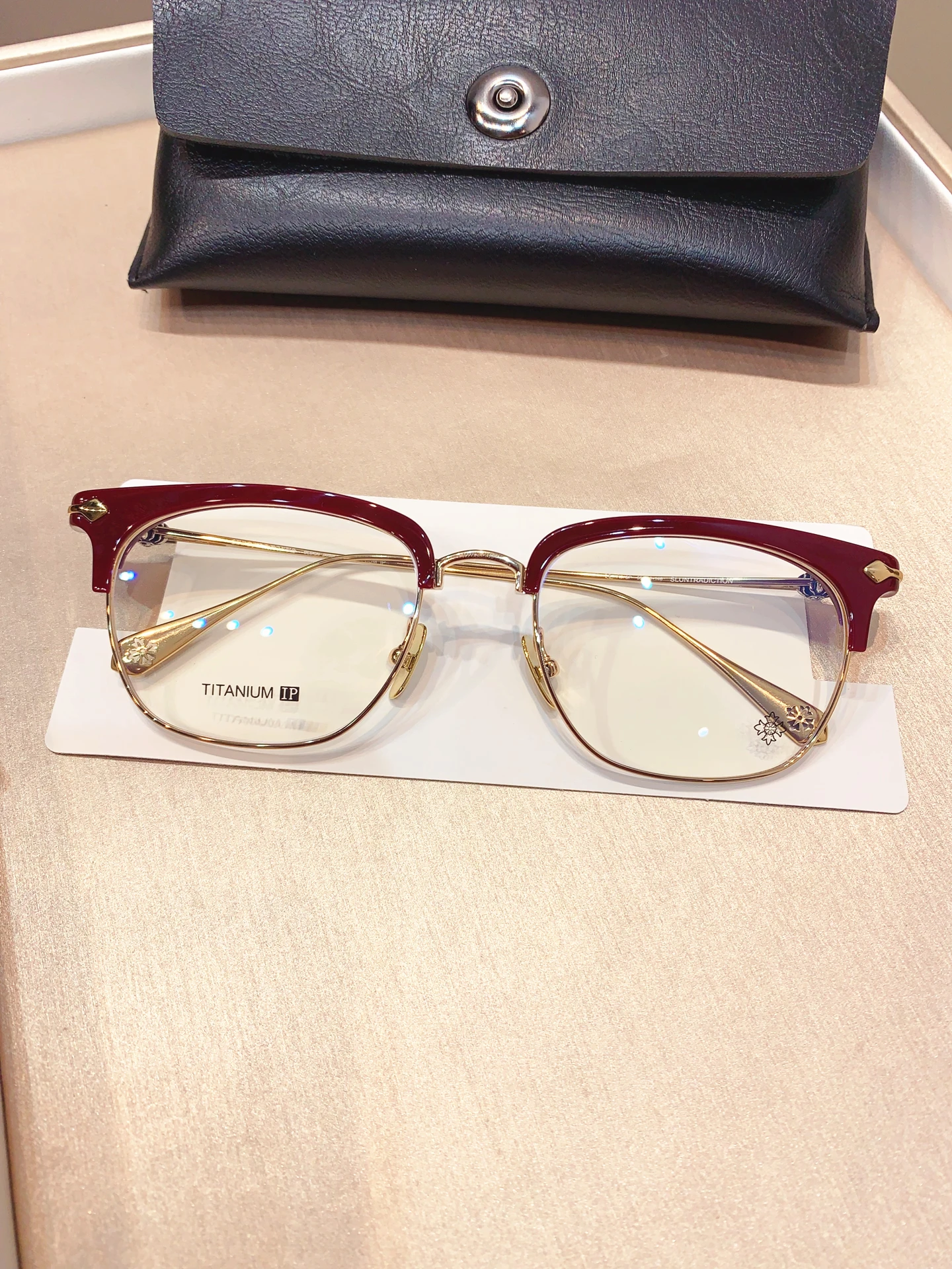 nuovi-occhiali-in-titanio-semi-rimless-2025-occhiali-anti-luce-blu-semplici-ed-eleganti-specchio-rosso-per-viso-femminile