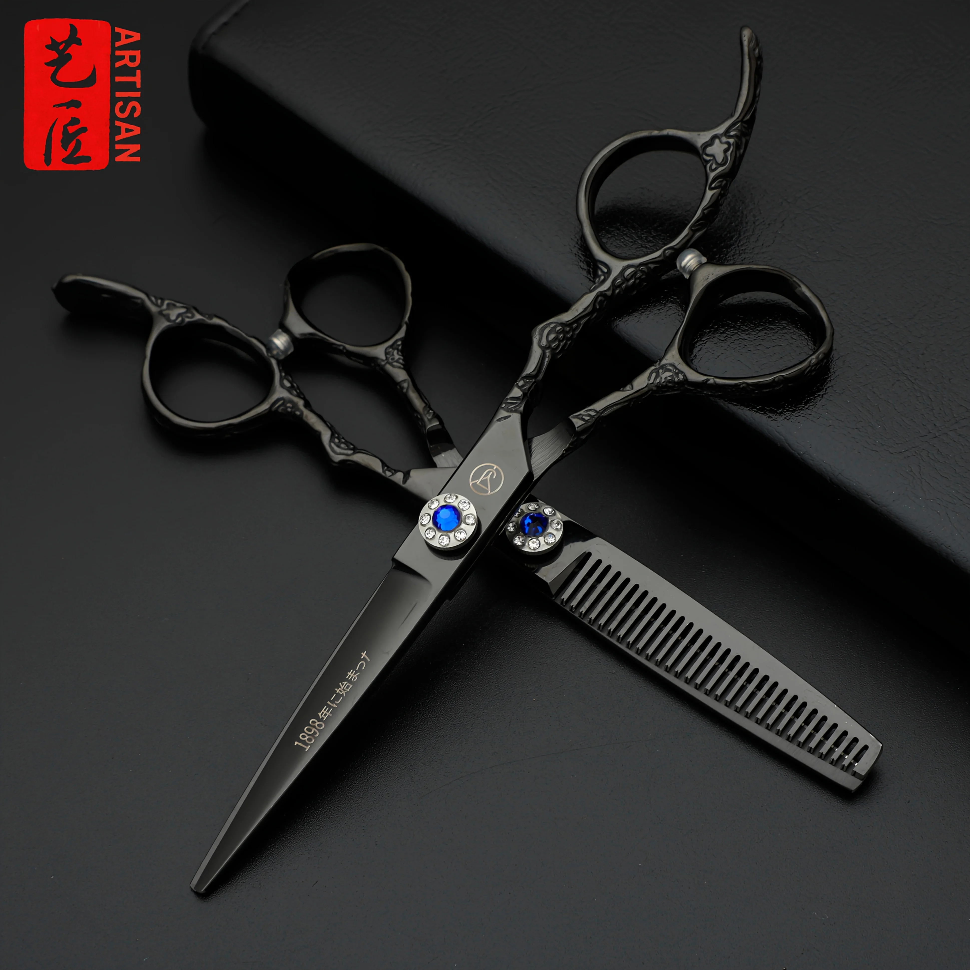 

Ножницы для волос с черными сапфировыми лезвиями, изготовленные для обеспечения долговечности и остроты, сохраняют остроту в течение длительного времени.