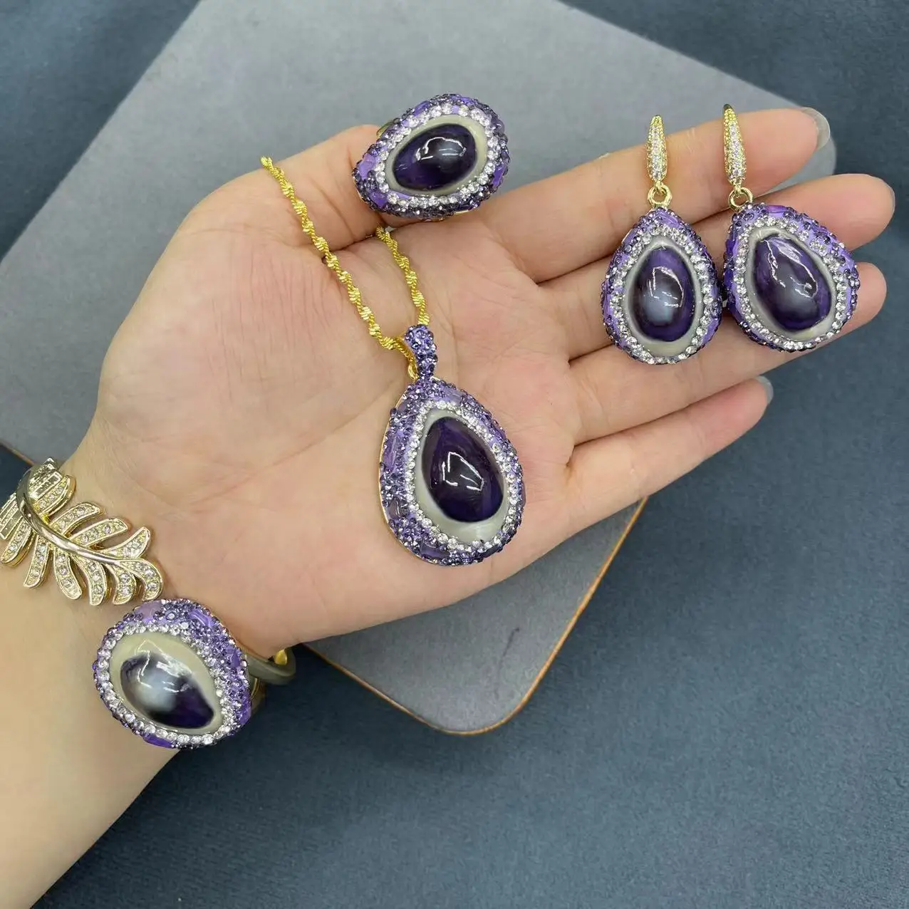 

Ore natural conch shell four-piece set only design hand-inlaid Czech crystal color-preserving electroplating jewelry set