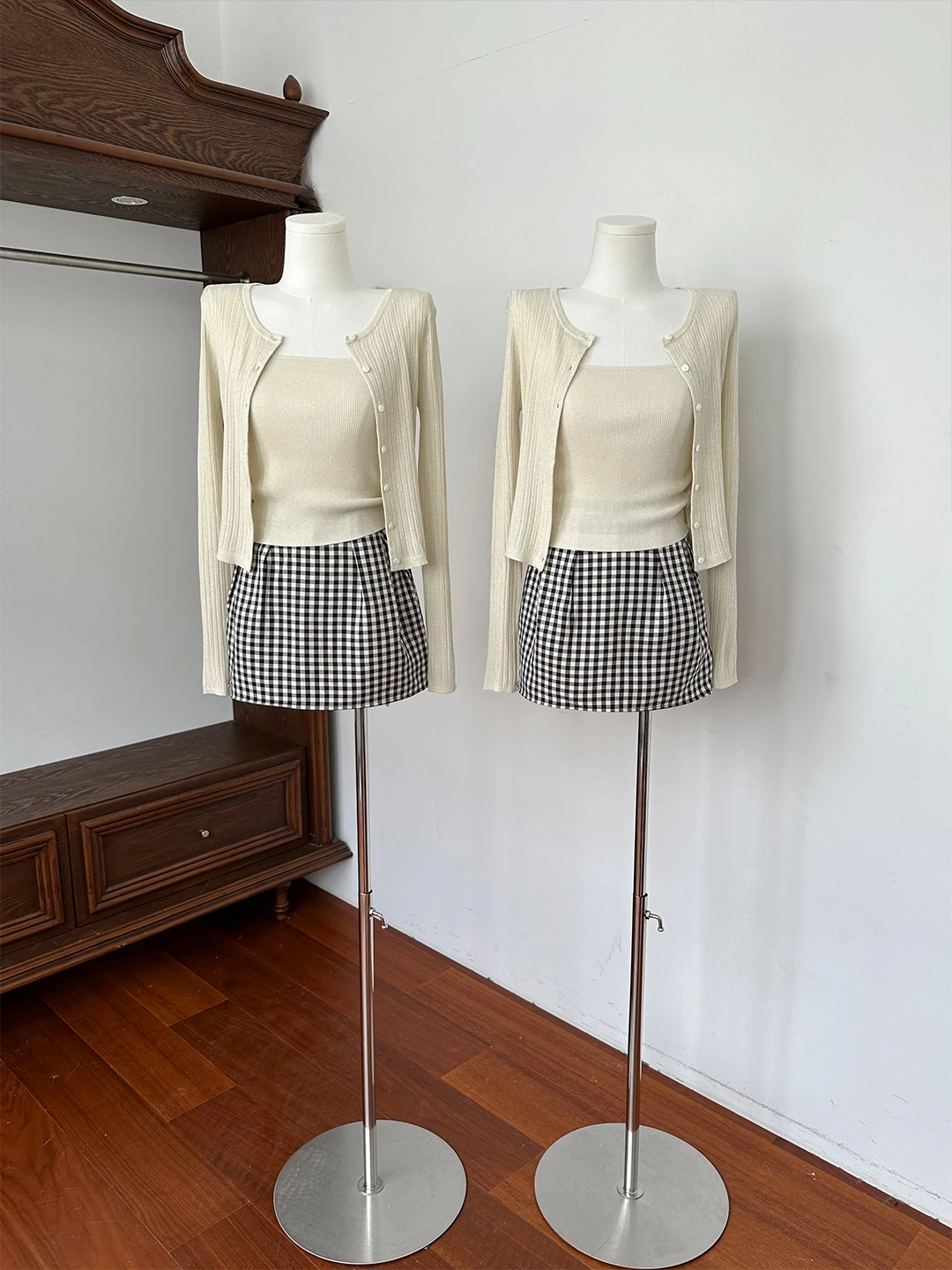 

High Waist A- Line Mini Skirt Women's Solid Color Fashionable Versatile Black And White Grids Short Skirt Flower Bud Skirt