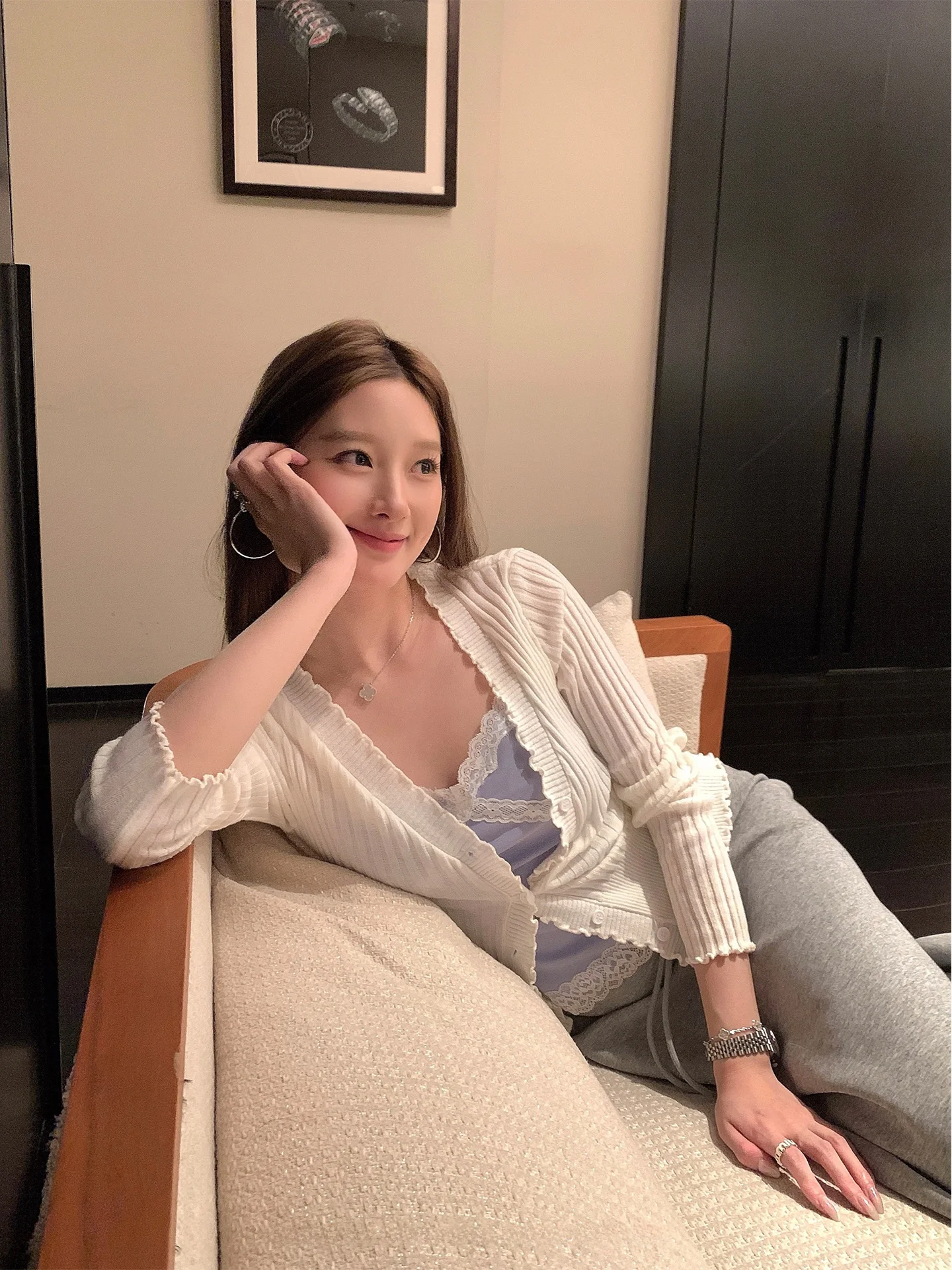 

Slim Fit White Knitted Cardigan Women's Thin Spring New Sle Knitting Top Wooden Ear Design Soft V-Ne Long Sve