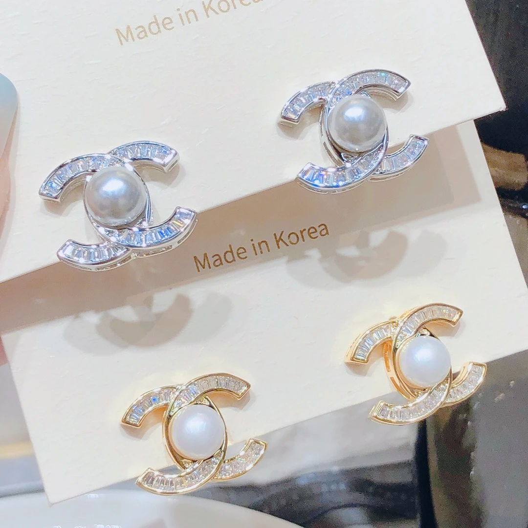 

Новые серьги-гвоздики с двойным цирконом C для девочек 2025 года — легкие роскошные, изысканные, антиаллергенные серьги и серьги в стиле французского ретро.