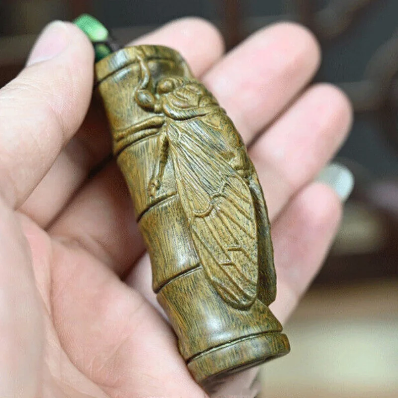 

6,8*3*2 СМ Ручная резьба из зеленого сандалового дерева Нецке: Pretty Cicada