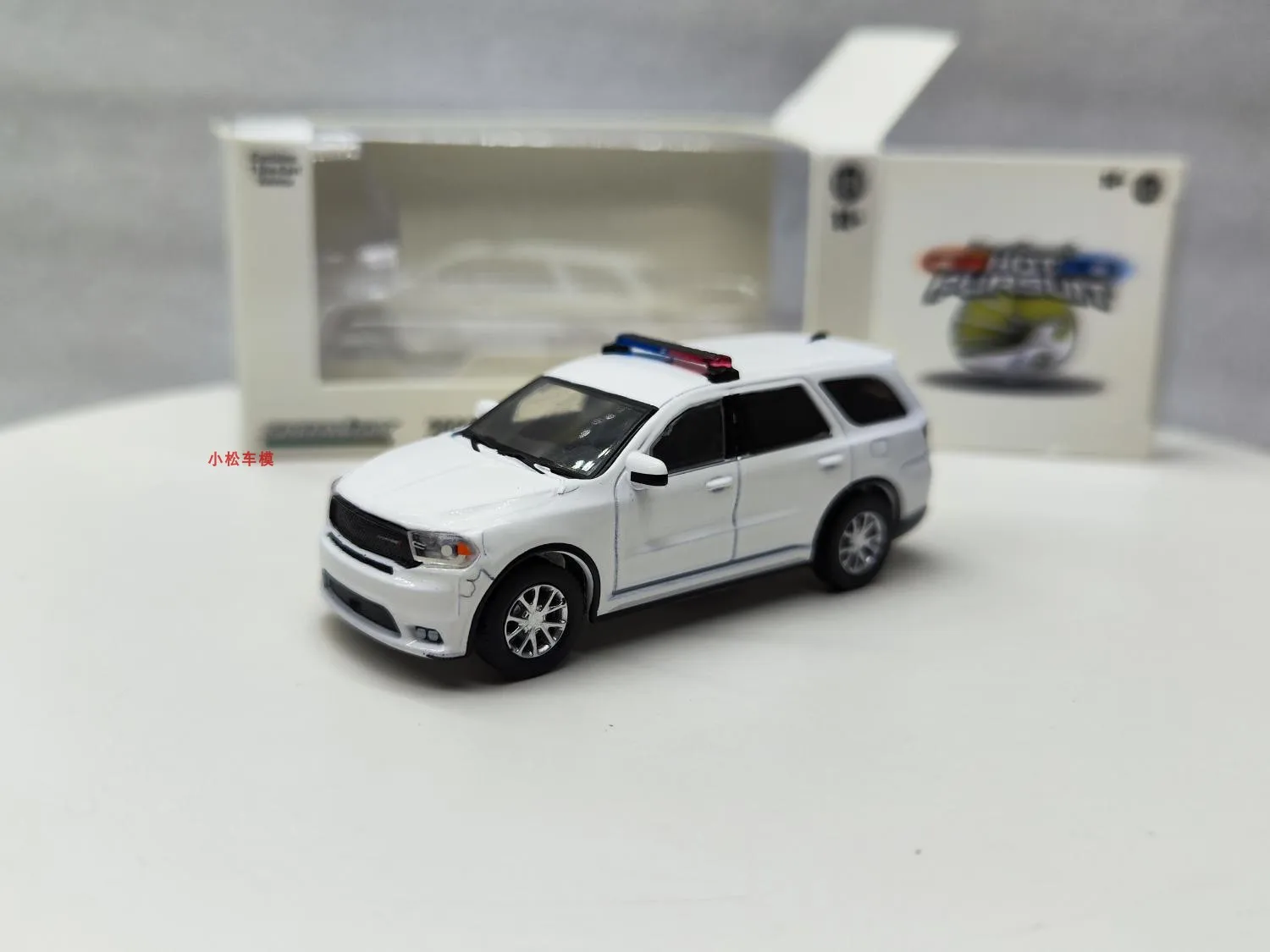 

1: 64 отслеживание тепла-2022 Dodge Durango-полицейская гоня-белая коллекция моделей автомобилей