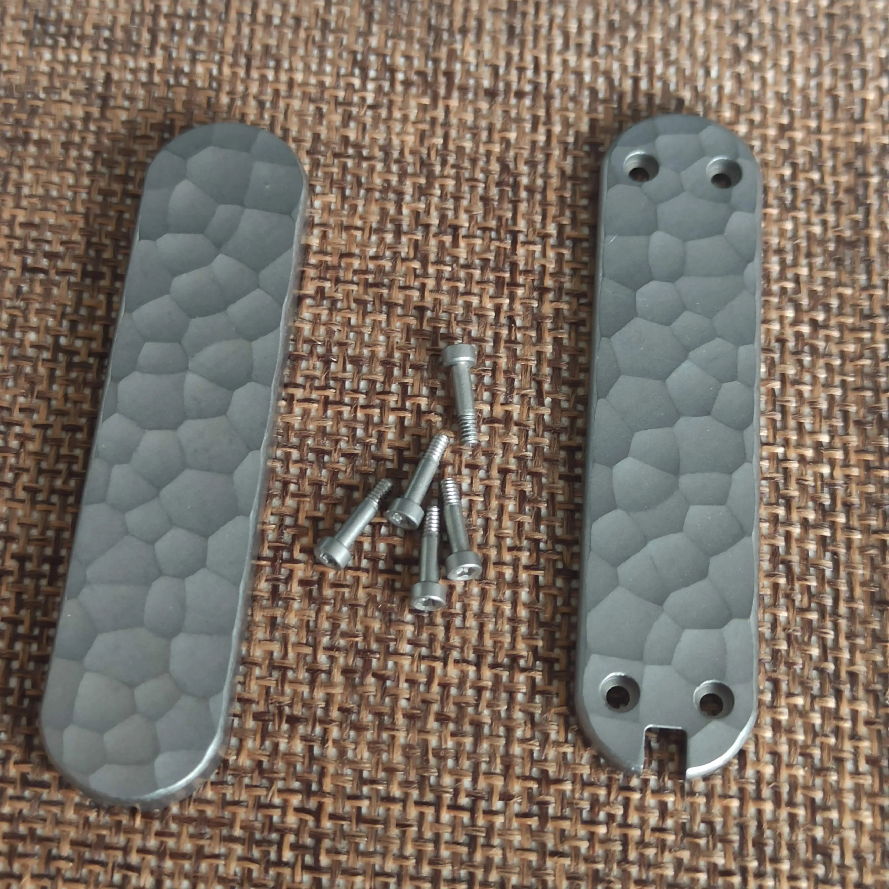 1 Paar TC4 Titan-Griffschalen mit Stiftschlitz für 58 mm Victorinox Schweizer Taschenmesser, DIY-Ersatzzubehör – Detail 2
