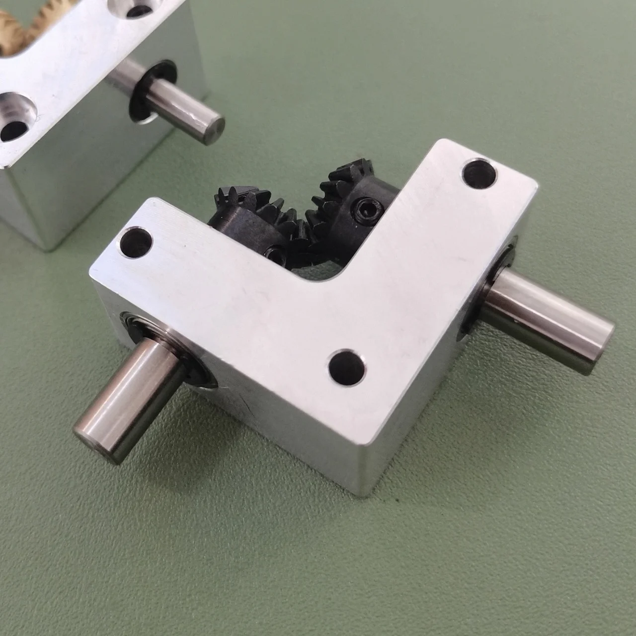 32mm Right Angle Converter Small Conical Bevel Gearbox 1:1 Commutator for Automation Equipment Angle Reduction Drive 6mm shaft