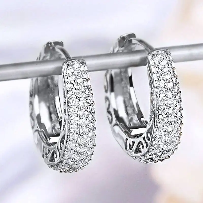 Huitan Full Shiny CZ Fashion Hoop-Ohrringe für Damen, elegante Hochzeitsaccessoires, trendiger, vielseitiger Schmuck in Silberfarbe/Goldfarbe