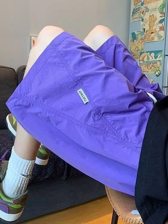 شورت رجالي صيفي من قماش الحرير الجليدي سريع الجفاف، شورت رياضي فضفاض للشاطئ وكرة السلة، أسلوب شبابي عصري