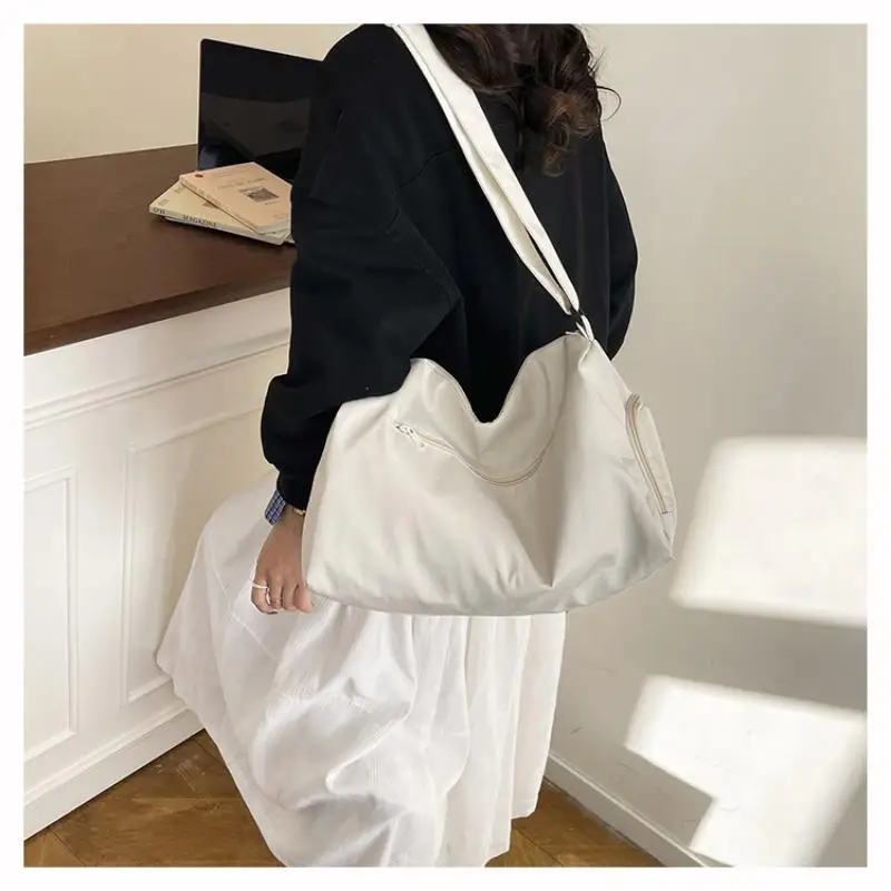 Beige Wasserabweisende Nylon-Reisetasche mit Verstellbarem Gurt Große Kapazität für Fitness Reisen Tägliche Pendlerfahrten – Detail 11