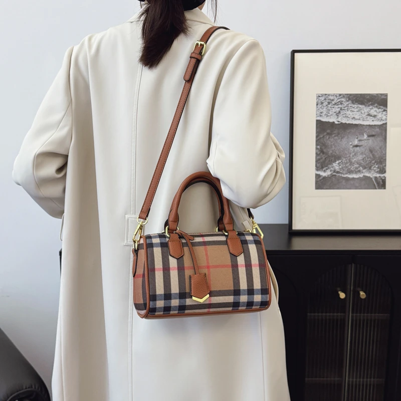 

Изысканная элегантная сумка-ведро через плечо с кисточкой из изысканной кожи. Отличная форма для стильных прогулок. Вневременная изысканная отделка.