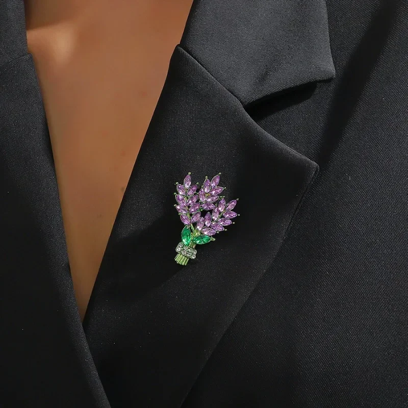 رائعة الأرجواني الخزامى بروش المرأة دبابيس كريستال حجر الراين باقة التلبيب دبابيس الملابس معطف المجوهرات الفاخرة فتاة هدية