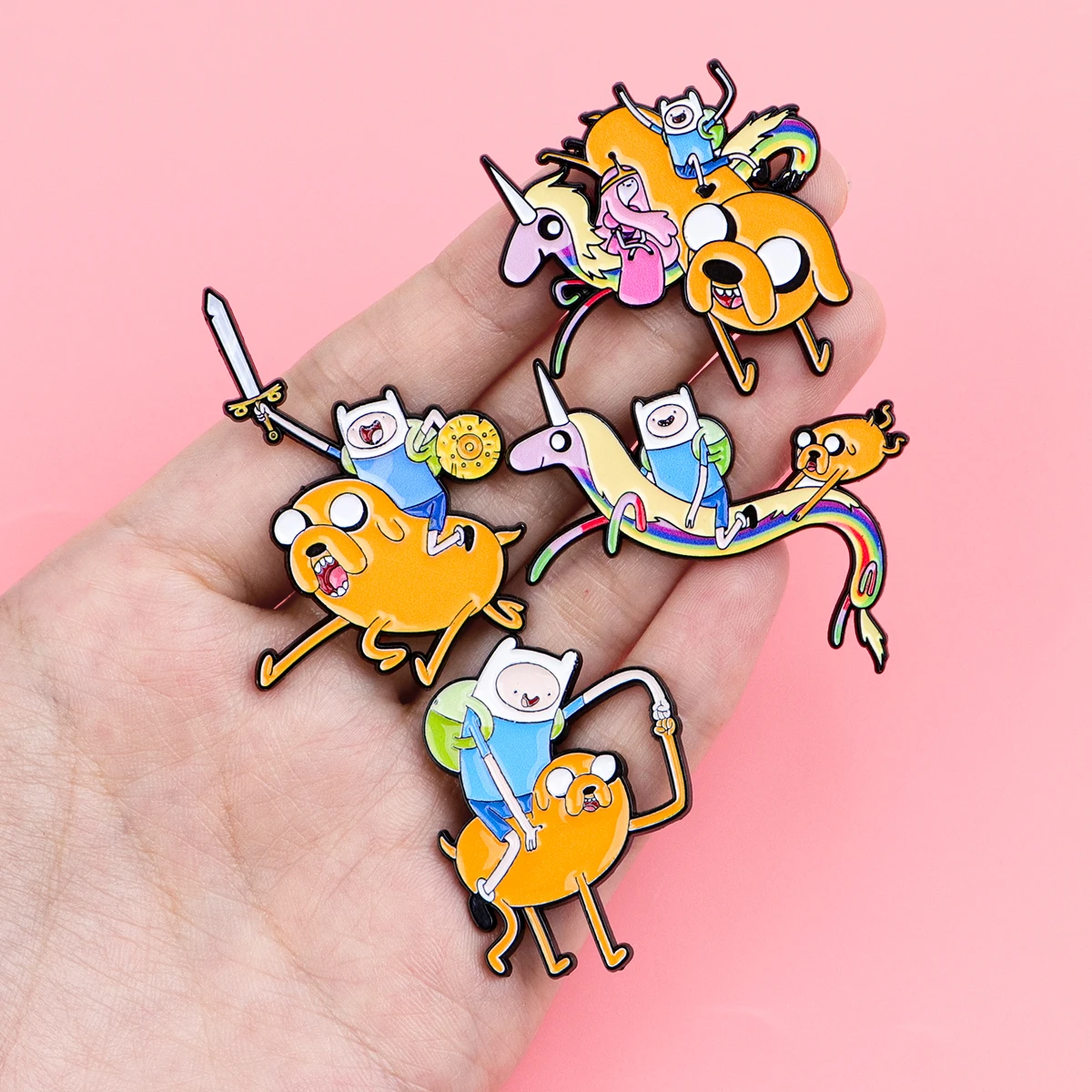 4 قطعة/المجموعة مضحك مغامرة المينا دبابيس بروش معدني على ظهره قبعة حقيبة طوق التلبيب شارات الرجال النساء مجوهرات الأزياء جمع هدية