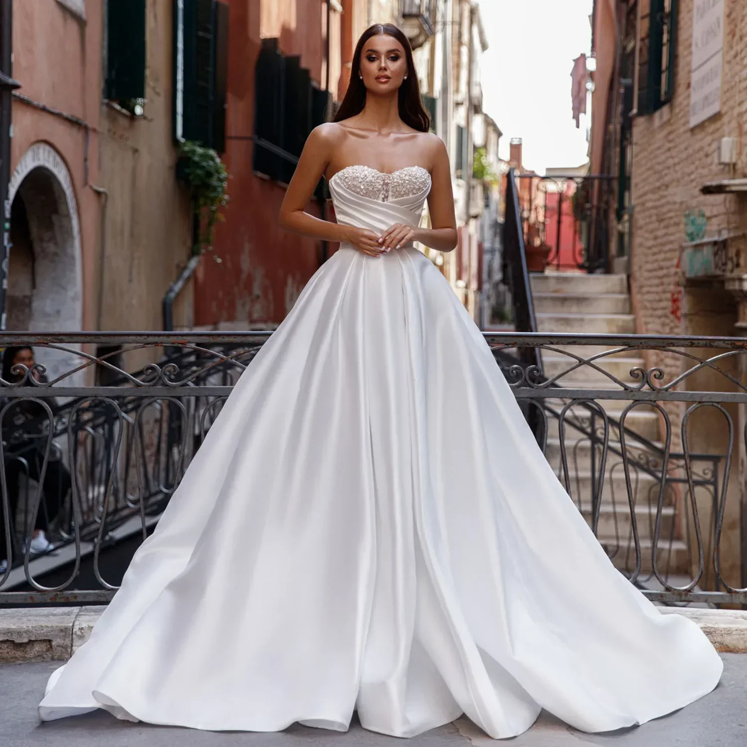 Abito da sposa elegante senza spalline con scollo a cuore Abito da sposa principessa in raso con perle scintillanti Personalizzazione dell'abito da sposa a trapezio