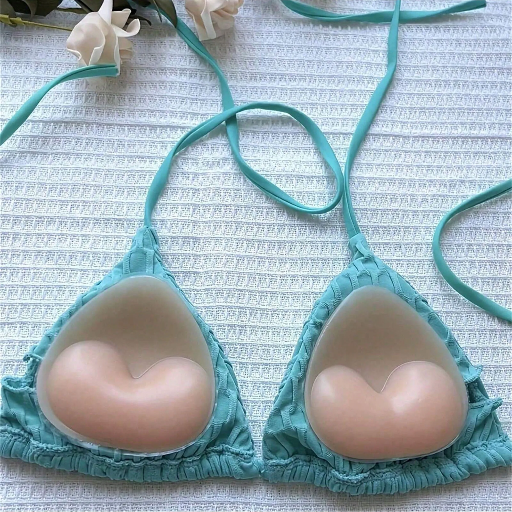 1 Pair of Invisible Bikini Self-Adhesive Thickeneded Inserts Waterproof Bra Cute Strapless Triangle Silicone Breast Pads Breast Lift Push-Up Silicone Bra Inserts