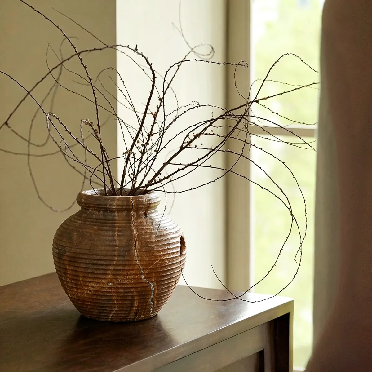 【Natural】Natural Marble Stone Vase Retro Ribbed Flower Pot Wabi‑Sabi Decorative Vase for Dried Flower Home Tabletop Ornament