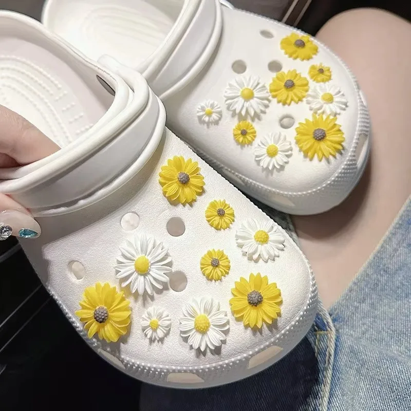 18 teile/satz Heißer Verkauf DIY Loch Schuhe Charms Daisy Blume Zubehör Designer Qualität Garten Schuh Dekoration Mädchen Geschenk